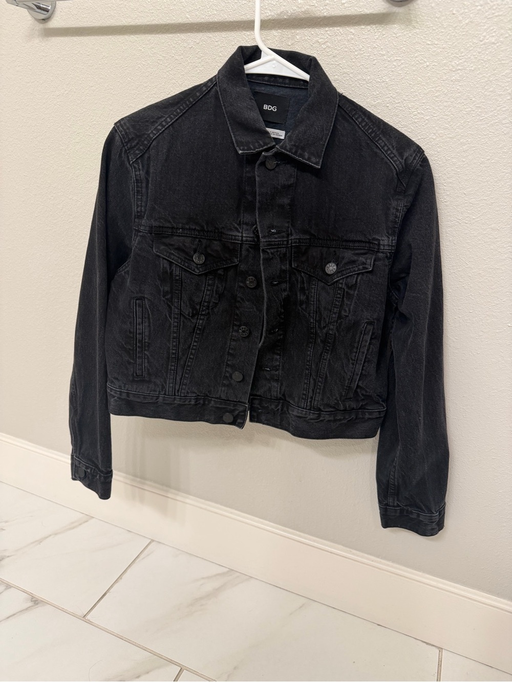 BDG cropped denim jacket size xs